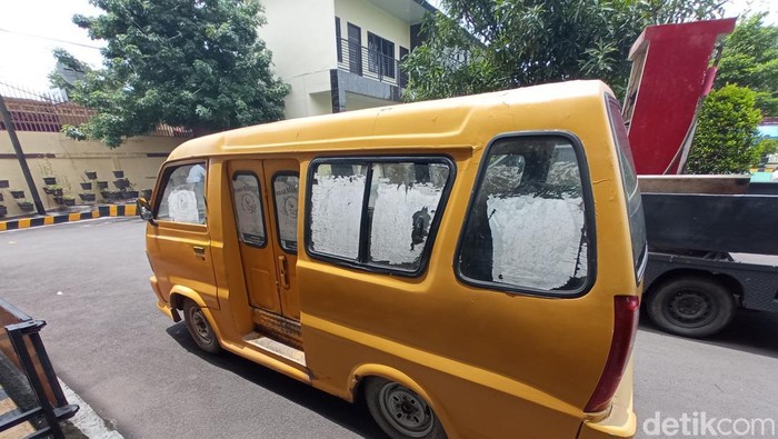 Mobil angkot mobil yang dimodifikasi oleh tersangka penyalahgunaan BBM bersubsidi