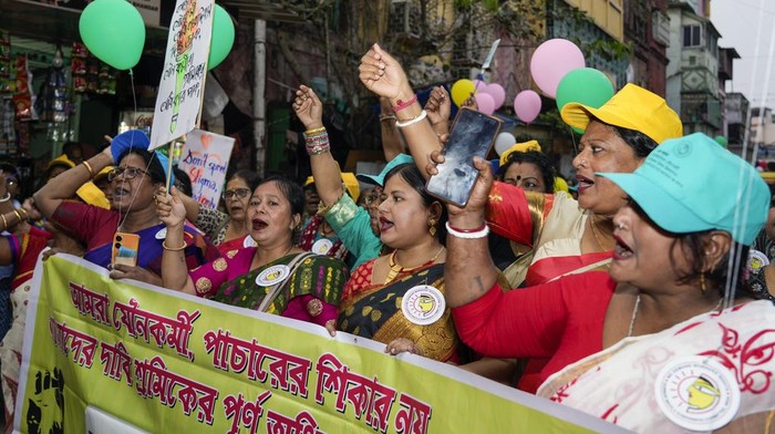 Momen Pekerja Seks India Tuntut Hak dan Keadilan Sex workers and activists carry balloons and posters during a foot march marking the International Sex Workers' Rights Day, in Kolkata, India, Sunday, March 3, 2024. (AP Photo/Bikas Das)