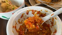 Sambal yang ditawarkan ada dua jenis, salah satunya sambal bawang. Sambal ini disediakan di setiap meja dan pelanggan bebas mengambil. Foto: detikFood/Yenny Mustika Sari