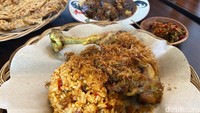 Menu andalan yang ditawarkan oleh Ussy ini berupa nasi bejeg dan ayam kampung goreng. Keduanya adalah masakan favorit Andhika Pratama dan anak-anaknya. Foto: detikFood/Yenny Mustika Sari