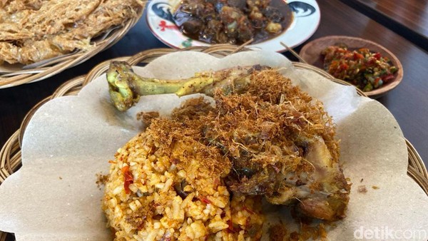 Cicip Nasi Bejeg dan Ayam Kampung Goreng Racikan Ussy Sulistiawaty