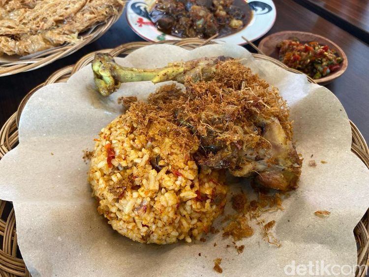 Cicip Nasi Bejeg dan Ayam Kampung Goreng Racikan Ussy Sulistiawaty