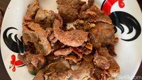 Kami juga menyukai tekstur kulit goreng (Rp 20.000) yang disajikan Ussy. Kulit gorengnya sangat renyah, teksturnya jadi mirip keripik dan enak buat camilan. Foto: detikFood/Yenny Mustika Sari