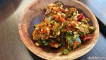 Cicip Nasi Bejeg dan Ayam Kampung Goreng Racikan Ussy Sulistiawaty