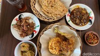 Menu andalannya berupa nasi bejeg dengan lauk ayam goreng. Tak heran kalau warung makan milik Ussy ini dinamakan Nasi Bejeg Wijaya. Foto: detikFood/Yenny Mustika Sari