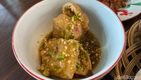 Tahu gejrot yang dulunya ditawarkan Ussy di restoran Lurik juga dihadirkan di Nasi Bejeg Wijaya. Tahunya dibalut tepung, jadi ketika digoreng menghasilkan tekstur yang renyah.  Foto: detikFood/Yenny Mustika Sari