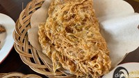 Telur dadar (Rp 15.000) ini porsinya besar bisa dinikmati 2-3 orang. Teksturnya mirip talua barendo yang garing bagian luarnya. Rasanya sangat gurih, enak dipadukan dengan sambal bawang yang bisa diambil sepuasnya. Foto: detikFood/Yenny Mustika Sari
