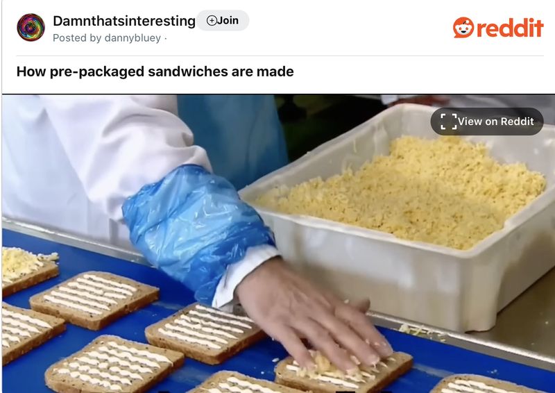 Netizen pun kaget melihat kemasan sandwich tersebut, ternyata seperti ini