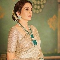 Acara pra pernikahan atau prewedding putra bungsu keluarga Ambani, Anant Ambani, dengan Radhika Merchant tidak hanya menjadi sorotan karena kemegahan acaranya, tetapi juga penampilan memukau dari sang ibu, Nita Ambani. Istri dari orang terkaya Asia itu menjadi pusat perhatian karena menggunakan kalung raksasa di acara tersebut. Foto: dok. Instagram @manishmalhotra05