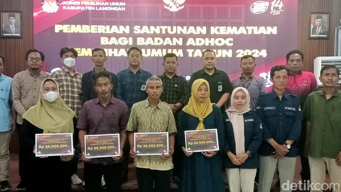 Para ahli waris KPPS yang meninggal dunia saat Pemilu 2024 mendapat santunan dari KPU Lamongan