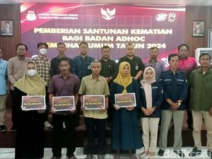 KPU Lamongan Beri Santunan ke Keluarga KPPS yang Meninggal Dunia