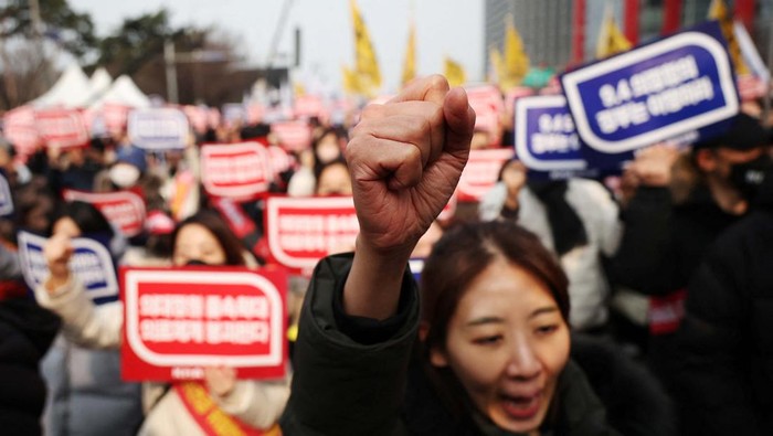Doctors take part in a rally to protest against government plans to increase medical school admissions in Seoul, South Korea, March 3, 2024. REUTERS/Kim Hong-Ji