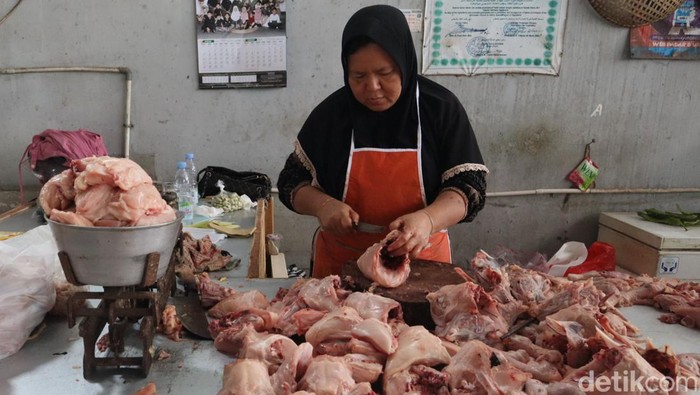 Pedagang berjualan daging ayam di Pasar Wage Purwokerto, Senin (4/3/2024).
