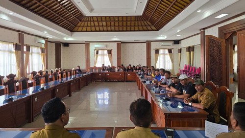Sejumlah pedagang bermobil di Pasar Anyar mendatangi Gedung Dewan Buleleng, Senin (4/3/2024).