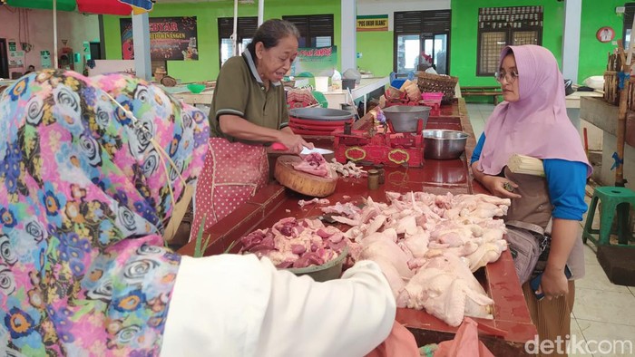 Pedagang daging ayam potong saat melayani pembeli di Pasar Rejowinangun Magelang, Senin (4/3/2024).