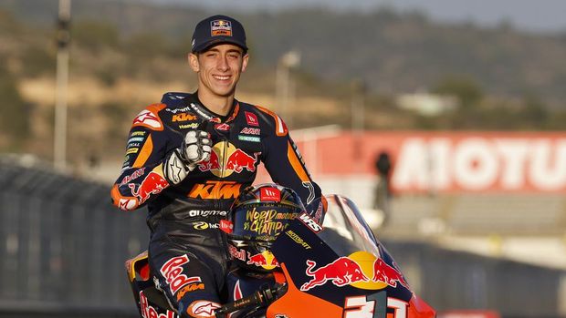 Moto2 World Champion Spain's rider Pedro Acosta of the Red Bull KTM Ajo poses after the last race of the season, at the Ricardo Tormo circuit in Cheste near Valencia, Spain, Sunday, Nov. 26, 2023. (AP Photo/Alberto Saiz)