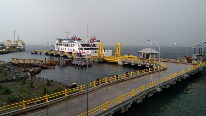 Penyebrangan di Pelabuhan Gilimanuk, Kecamatan Melaya, Kabupaten Jembrana, Bali ditunda sementara akibat cuaca buruk, Senin (4/3/2024).