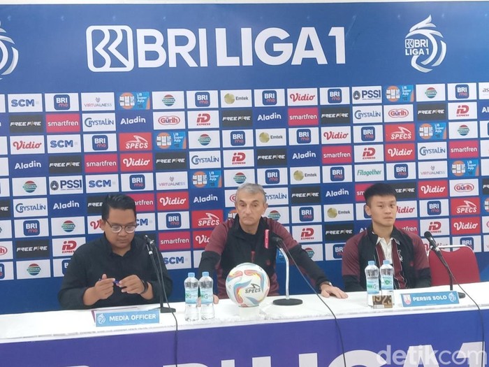 Pelatih Persis Solo, Milomir Seslija (Milo), saat konferensi pers di Stadion Manahan Solo, Senin (4/3/2024) malam.