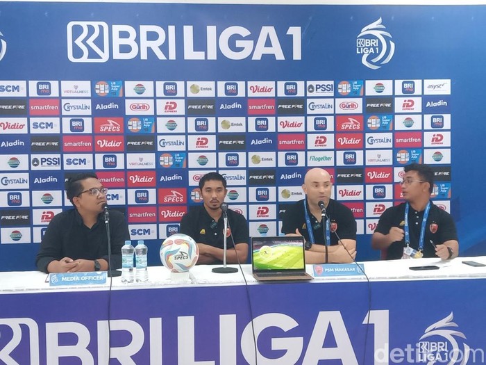 Pelatih PSM Makassar, Bernardo Tavares dan Kapten PSM Makassar, Arfan, saat konferensi pers di Stadion Manahan Solo, Senin (4/3/2024) malam.