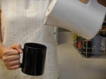 Kacau! Pembantu Nekat Racuni Minuman Majikan dengan Cara Ini