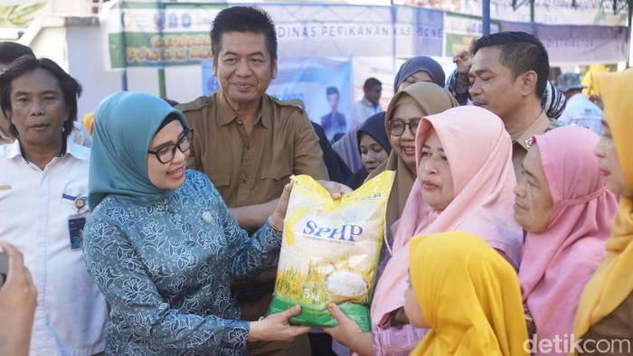 Pemkab Bone saat melakukan gerakan pangan murah beberapa saat lalu. (Agung Pramono/detikSulsel)
