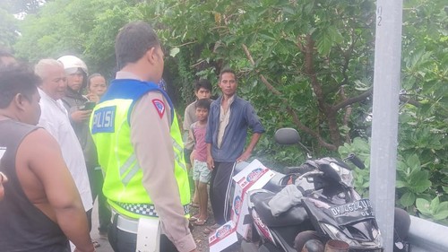 Pemotor di Buleleng tewas setelah menabrak tiang lampu jalan.