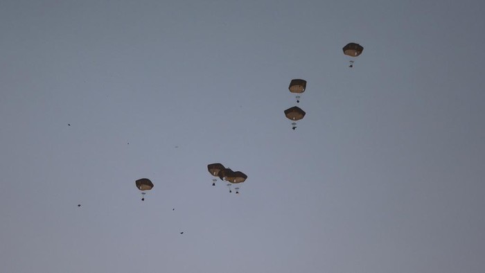 Penampakan Paket Bantuan AS untuk Gaza yang Dijatuhkan dari Udara Humanitarian aid is dropped by the United States over Gaza City, Gaza Strip, on Saturday, March 2, 2024. (AP Photo/Mohammed Hajjar)