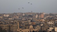 Bantuan kemanusiaan dijatuhkan Amerika Serikat di Kota Gaza, Jalur Gaza, Sabtu (2/3/2024).