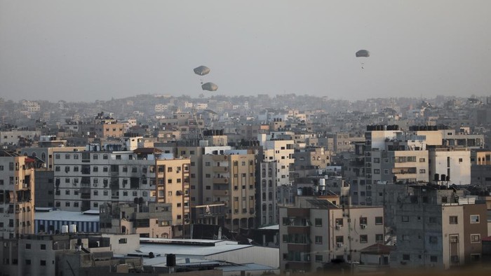 Humanitarian aid is dropped by the United States over Gaza City, Gaza Strip, on Saturday, March 2, 2024. (AP Photo/Mohammed Hajjar)