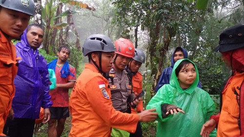 Tim SAR gabungan saat mengevakuasi pendaki wanita Ni Putu Putri Eka Pratiwi (25) di Gunung Batukaru, Tabanan, Bali.