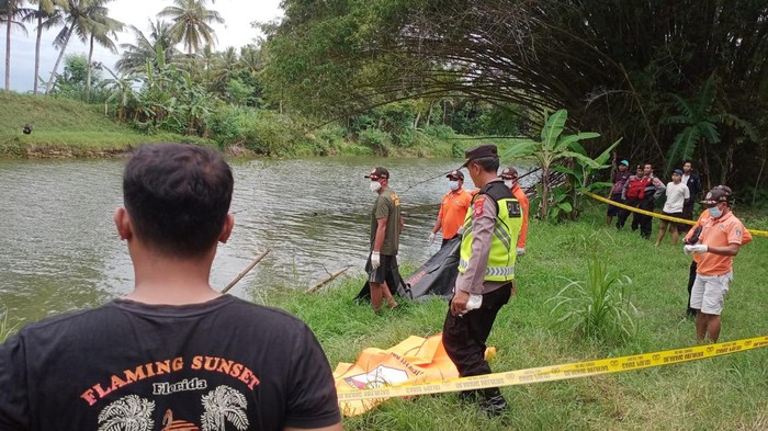 Polisi saat mengecek temuan mayat di Sungai Serang, Karangwuni, Wates, Kulon Progo, Minggu (3/3).