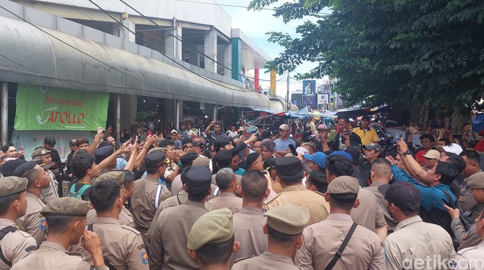 Penertiban lapak PKL di Pasar Kebon Kembang oleh Satpol PP Kota Bogor, 4 Maret 2024. (M Sholihin/detikcom)