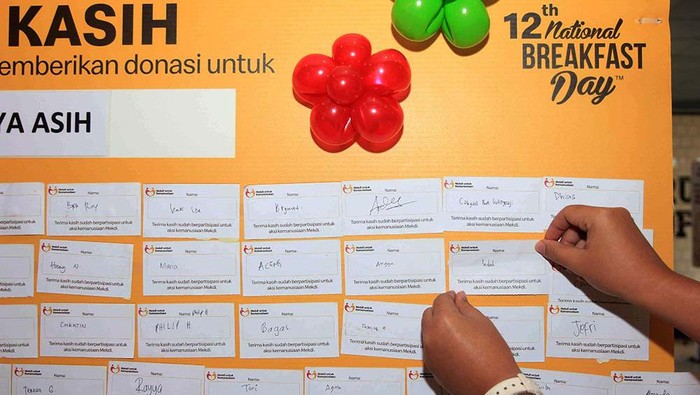 McDonald's Indonesia menyerahkan donasi kepada Yayasan Griya Asih.