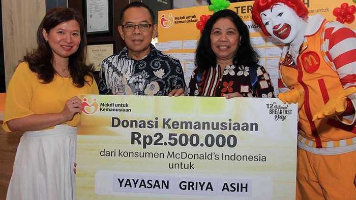 McDonald's Indonesia menyerahkan donasi kepada Yayasan Griya Asih.