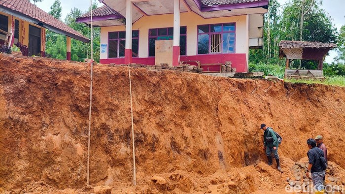 Pergerakan tanah di Bandung Barat.
