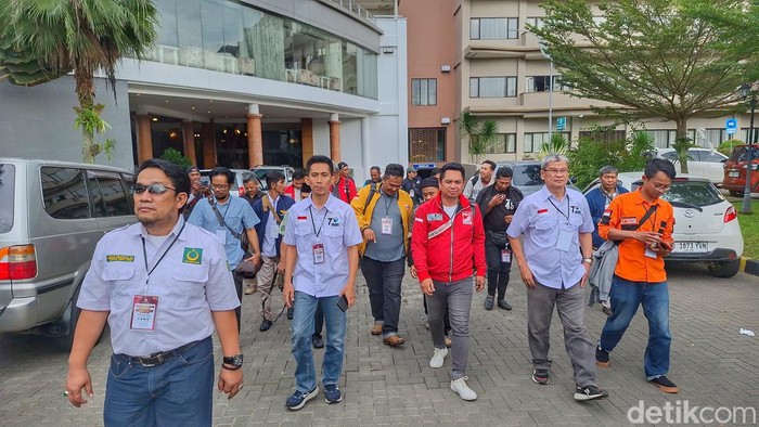 Perwakilan 10 partai non parlemen saat melakukan walk out.