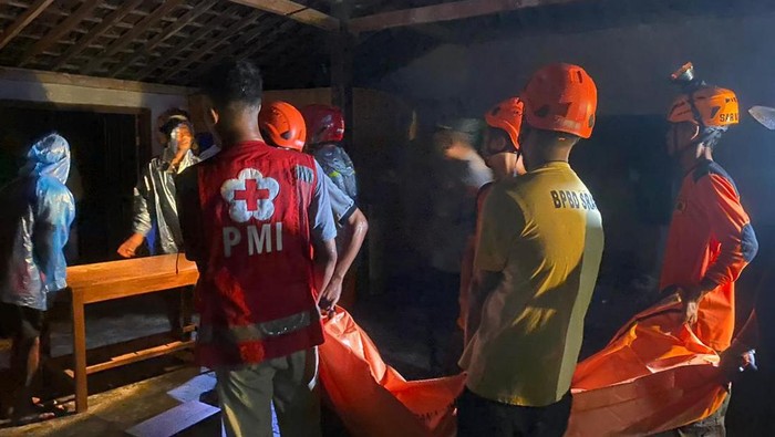 Petugas mengevakuasi korban longsor di Sambirejo, Sragen, Minggu (3/3/2024).