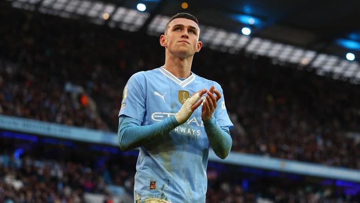 Soccer Football - Premier League - Manchester City v Manchester United - Etihad Stadium, Manchester, Britain - March 3, 2024 Manchester Citys Phil Foden applauds fans after being substituted Action Images via Reuters/Lee Smith NO USE WITH UNAUTHORIZED AUDIO, VIDEO, DATA, FIXTURE LISTS, CLUB/LEAGUE LOGOS OR LIVE SERVICES. ONLINE IN-MATCH USE LIMITED TO 45 IMAGES, NO VIDEO EMULATION. NO USE IN BETTING, GAMES OR SINGLE CLUB/LEAGUE/PLAYER PUBLICATIONS.