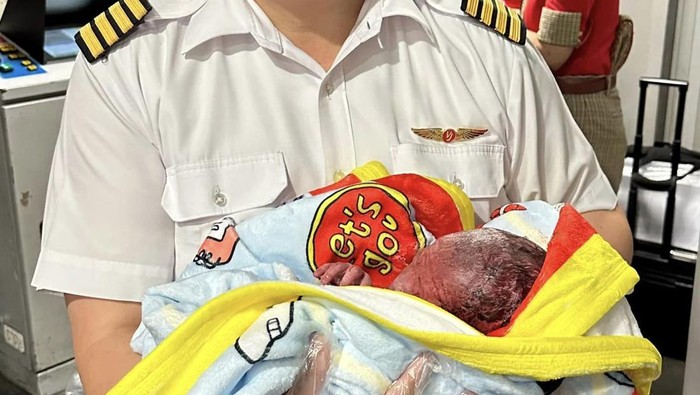 Pilot membantu penumpang melahirkan saat terbang.