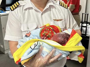 Pilot Tinggalkan Kokpit, Bantu Penumpang Melahirkan