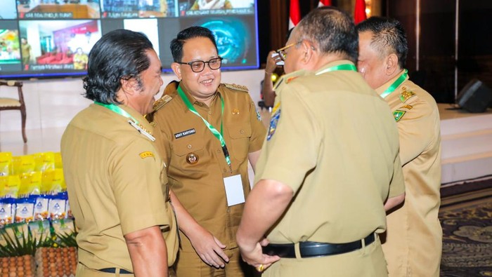 Pj Gubernur Jatim Adhy usai Rapat Koordinasi Pengamanan Pasokan dan Harga Pangan Jelang Puasa dan Idul Fitri 2024 bersama Mendagri dan Kabapanas di Jakarta