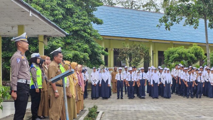 Polisi di Pelalawan saat sosialisasi ke sekolah. (Dok Polres Pelalawan)