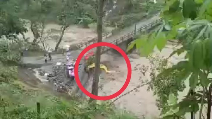Potret banjir di Pekalongan, Minggu (3/3/2024). Akibat banjir itu alat berat hingga sapi ikut hanyut.