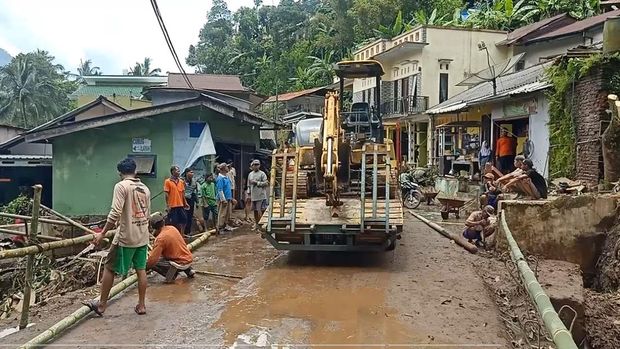 Potret banjir di Pekalongan, Minggu (3/3/2024). Akibat banjir itu alat berat hingga sapi ikut hanyut.