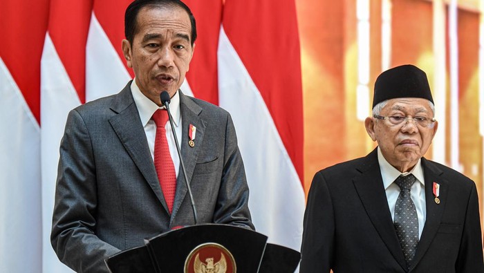 Presiden Joko Widodo (tengah) didampingi Wakil Presiden Ma'ruf Amin (kedua kanan), Mensesneg Pratikno (kedua kiri), Panglima TNI Jenderal Agus Subiyanto (kiri) dan Menteri PUPR Basuki Hadimuljono (kanan) memberikan keterangan pers sebelum berangkat ke Australia dalam rangka menghadiri KTT ASEAN-Australia di Base Ops Lanud Halim Perdanakusuma, Jakarta, Senin (4/3/2024). Dalam KTT tersebut Indonesia akan mendorong kerja sama dan penguatan integrasi ekonomi, terkait transisi energi dan transformasi digital, kemajuan paradigma kolaborasi dan penghormatan hukum internasional secara konsisten yang termasuk dalam isu Palestina. ANTARA FOTO/Muhammad Adimaja/nym.
