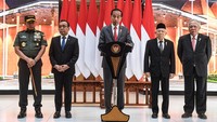 Presiden Joko Widodo (tengah) didampingi Wakil Presiden Maruf Amin (kedua kanan), Mensesneg Pratikno (kedua kiri), Panglima TNI Jenderal Agus Subiyanto (kiri) dan Menteri PUPR Basuki Hadimuljono (kanan) memberikan keterangan pers sebelum berangkat ke Australia dalam rangka menghadiri KTT ASEAN-Australia di Base Ops Lanud Halim Perdanakusuma, Jakarta, Senin (4/3/2024).  
