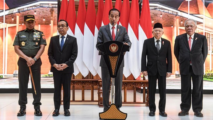 Potret Jokowi Berangkat ke Australia Hadiri KTT ASEAN Presiden Joko Widodo (tengah) didampingi Wakil Presiden Ma'ruf Amin (kedua kanan), Mensesneg Pratikno (kedua kiri), Panglima TNI Jenderal Agus Subiyanto (kiri) dan Menteri PUPR Basuki Hadimuljono (kanan) memberikan keterangan pers sebelum berangkat ke Australia dalam rangka menghadiri KTT ASEAN-Australia di Base Ops Lanud Halim Perdanakusuma, Jakarta, Senin (4/3/2024). Dalam KTT tersebut Indonesia akan mendorong kerja sama dan penguatan integrasi ekonomi, terkait transisi energi dan transformasi digital, kemajuan paradigma kolaborasi dan penghormatan hukum internasional secara konsisten yang termasuk dalam isu Palestina. ANTARA FOTO/Muhammad Adimaja/nym.