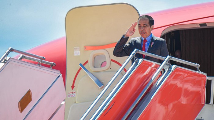 Presiden Joko Widodo (tengah) didampingi Wakil Presiden Maruf Amin (kedua kanan), Mensesneg Pratikno (kedua kiri), Panglima TNI Jenderal Agus Subiyanto (kiri) dan Menteri PUPR Basuki Hadimuljono (kanan) memberikan keterangan pers sebelum berangkat ke Australia dalam rangka menghadiri KTT ASEAN-Australia di Base Ops Lanud Halim Perdanakusuma, Jakarta, Senin (4/3/2024). Dalam KTT tersebut Indonesia akan mendorong kerja sama dan penguatan integrasi ekonomi, terkait transisi energi dan transformasi digital, kemajuan paradigma kolaborasi dan penghormatan hukum internasional secara konsisten yang termasuk dalam isu Palestina. ANTARA FOTO/Muhammad Adimaja/nym.