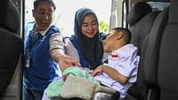 PT Transjakarta memiliki 20 unit mobil Transjakarta Cares yang siap melayani secara gratis bagi warga penyandang disabilitas hingga lansia yang membutuhkan transportasi.  