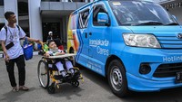 Warga dan anaknya penyandang disabilitas bersiap menaiki mobil Transjakarta Cares usai sekolah di halaman Sekolah YPAC Jakarta, Senin (4/3/2024).